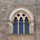 Questo a differenza della trifora che si trova sulla parete frontale che fu ricostruita tra il 1907 e il 1909 dall�architetto Angelo Pantaleo riutilizzando pietre antiche
